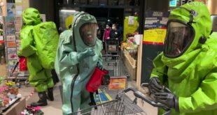 Einkaufen im Chemikalienschutzanzug