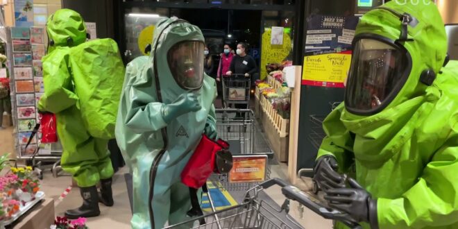Einkaufen im Chemikalienschutzanzug