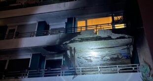 fw mettmann feuer in einem mehrfamilienhaus in mettmann umfangreiche menschenrettung ber leitern der